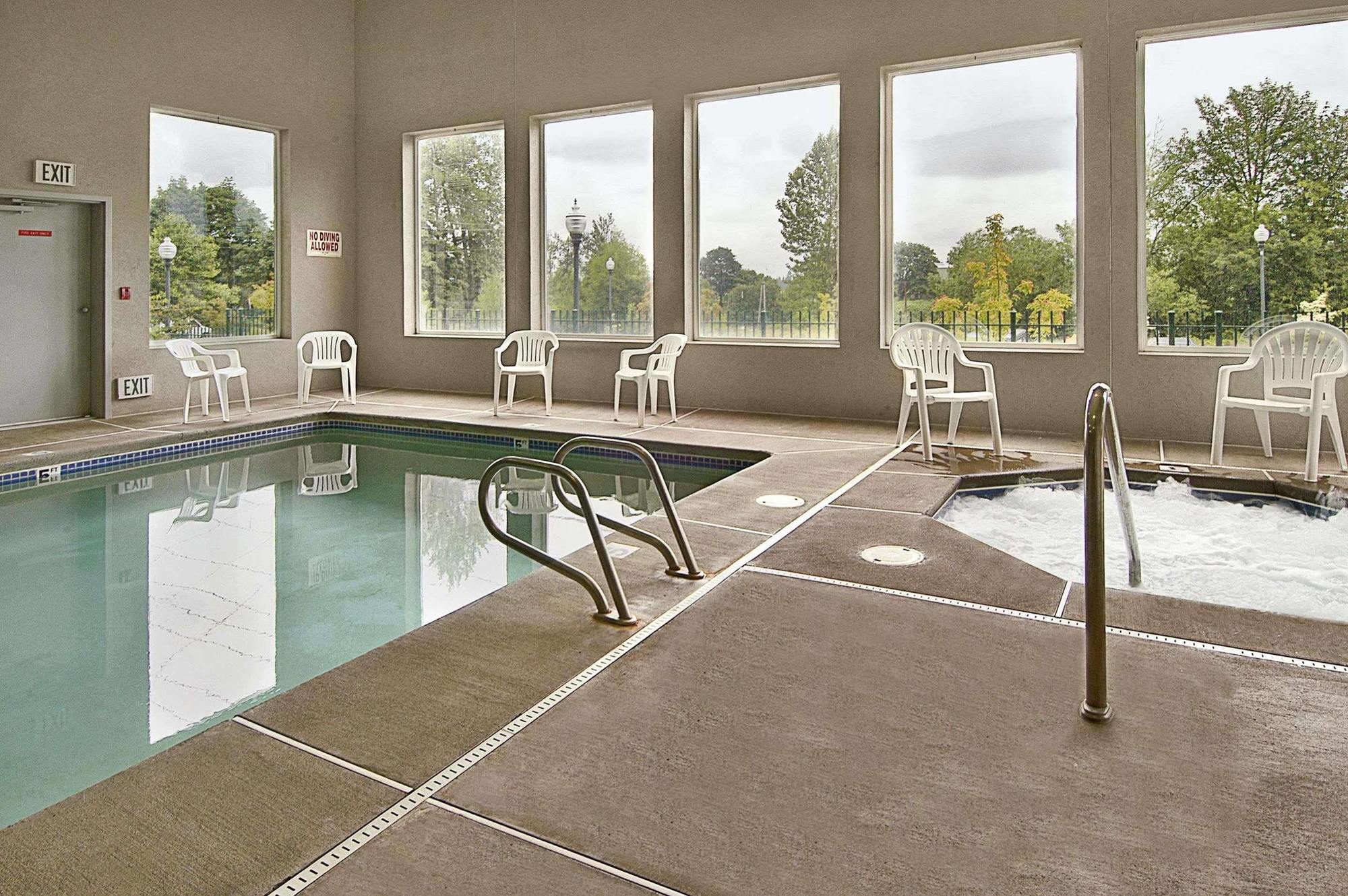Super 8 By Wyndham Corvallis Buitenkant foto